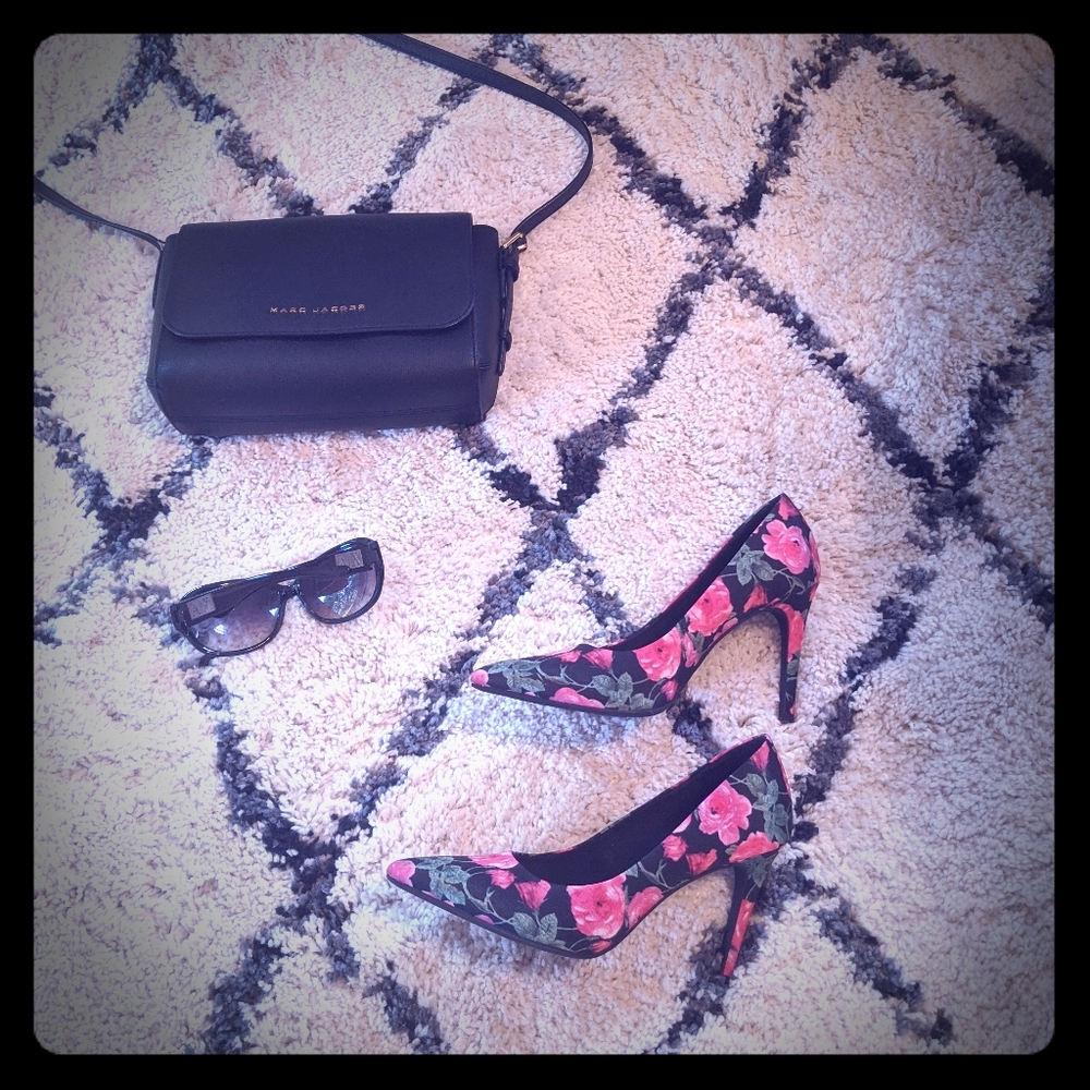 Flirty Floral print pumps